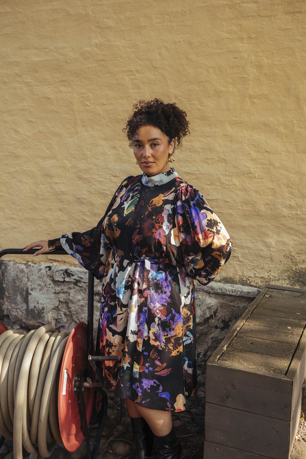 Naisten musta juhlamekko isolla kukkakuosilla | modelheight:161, size:XL