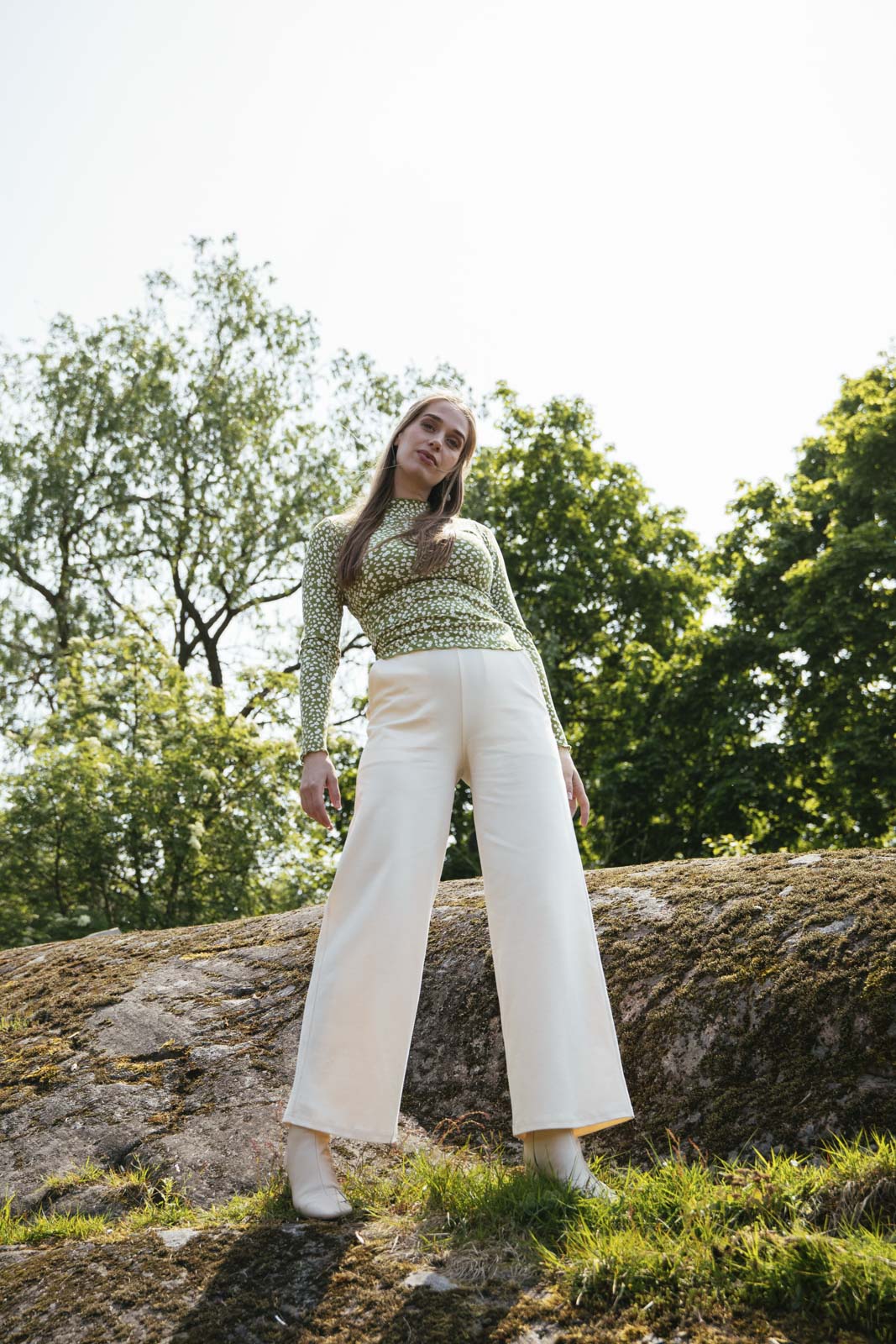 Naisten kermanvalkoiset leveät pitkälahkeiset housut | modelheight:175, size:XS