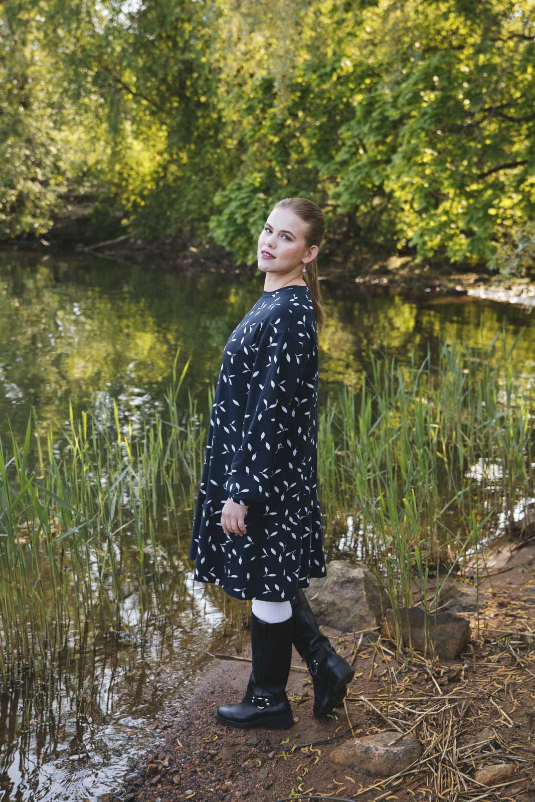 Naisten tummansininen puuvillainen collegemekko minimalistisella kuosilla