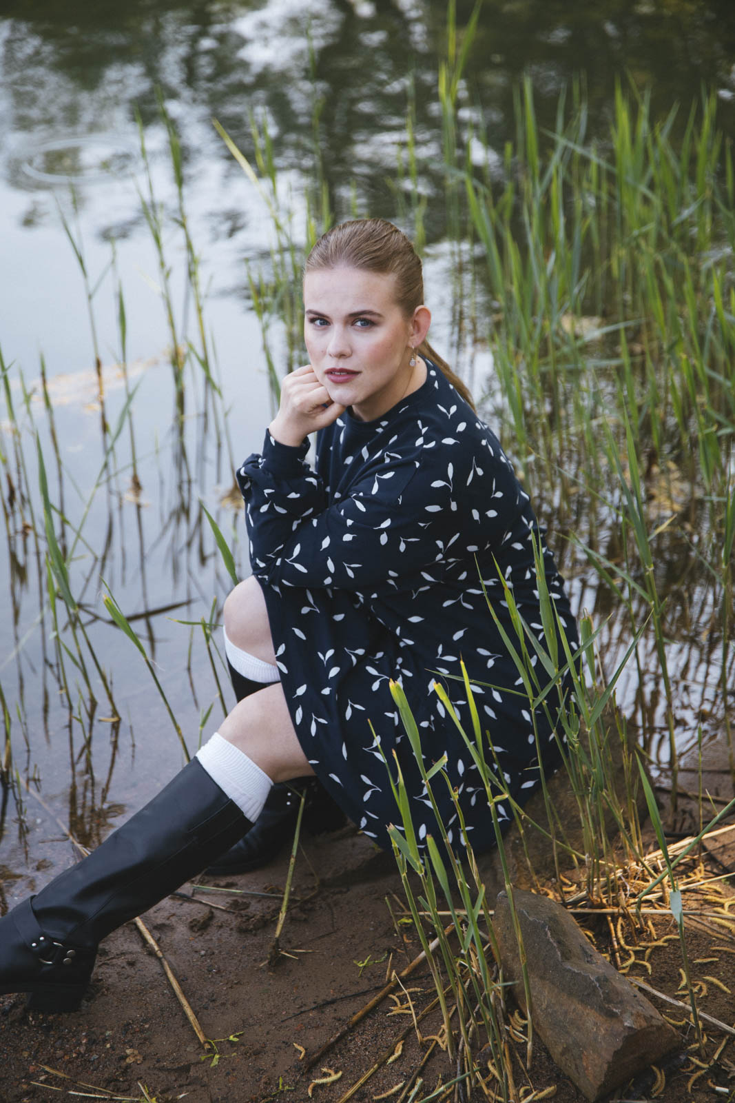 Naisten tummansininen puuvillainen collegemekko minimalistisella kuosilla