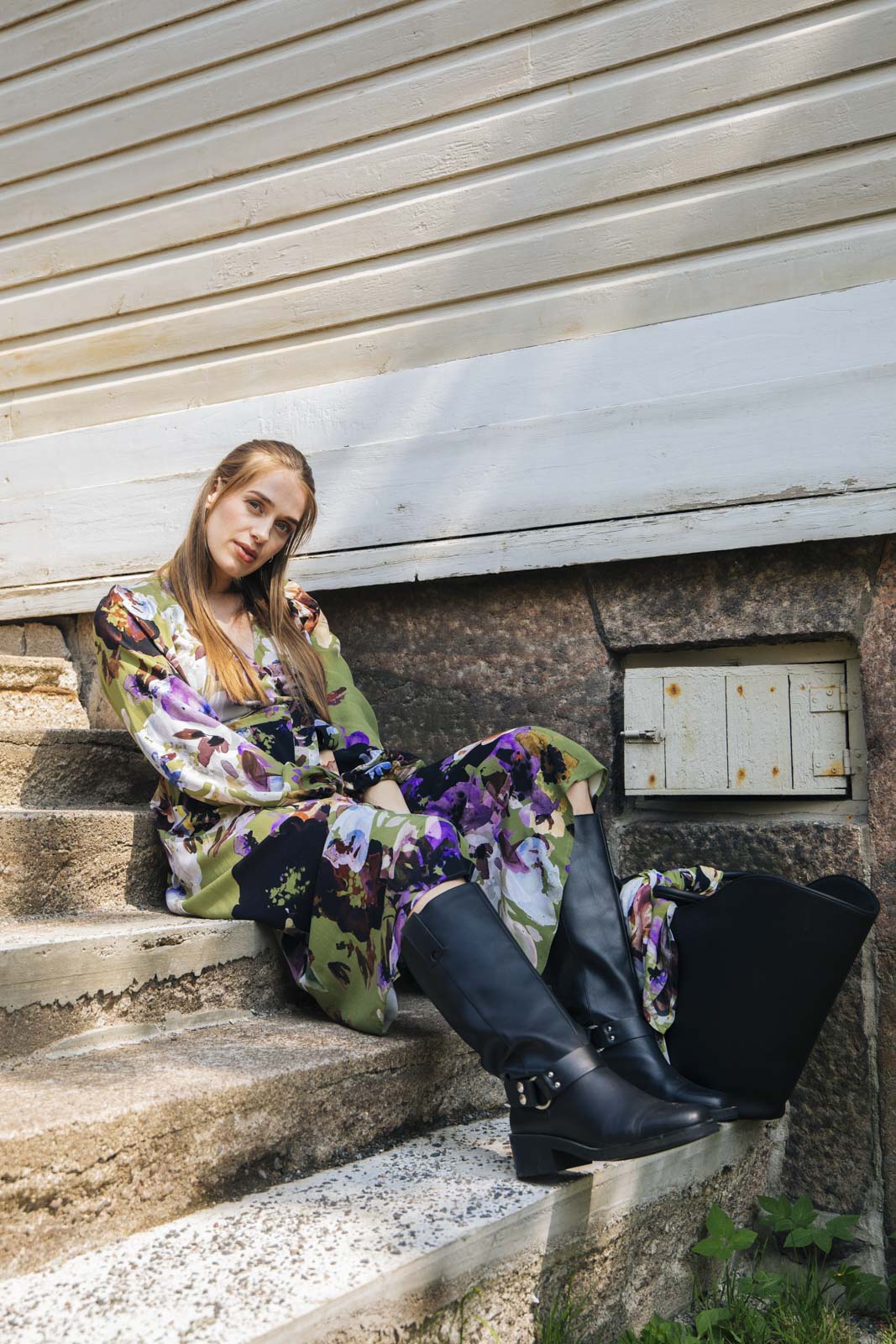 Naisten vihreä kreppiviskoosinen kietaisumekko kukkakuosilla | modelheight:175, size:XS