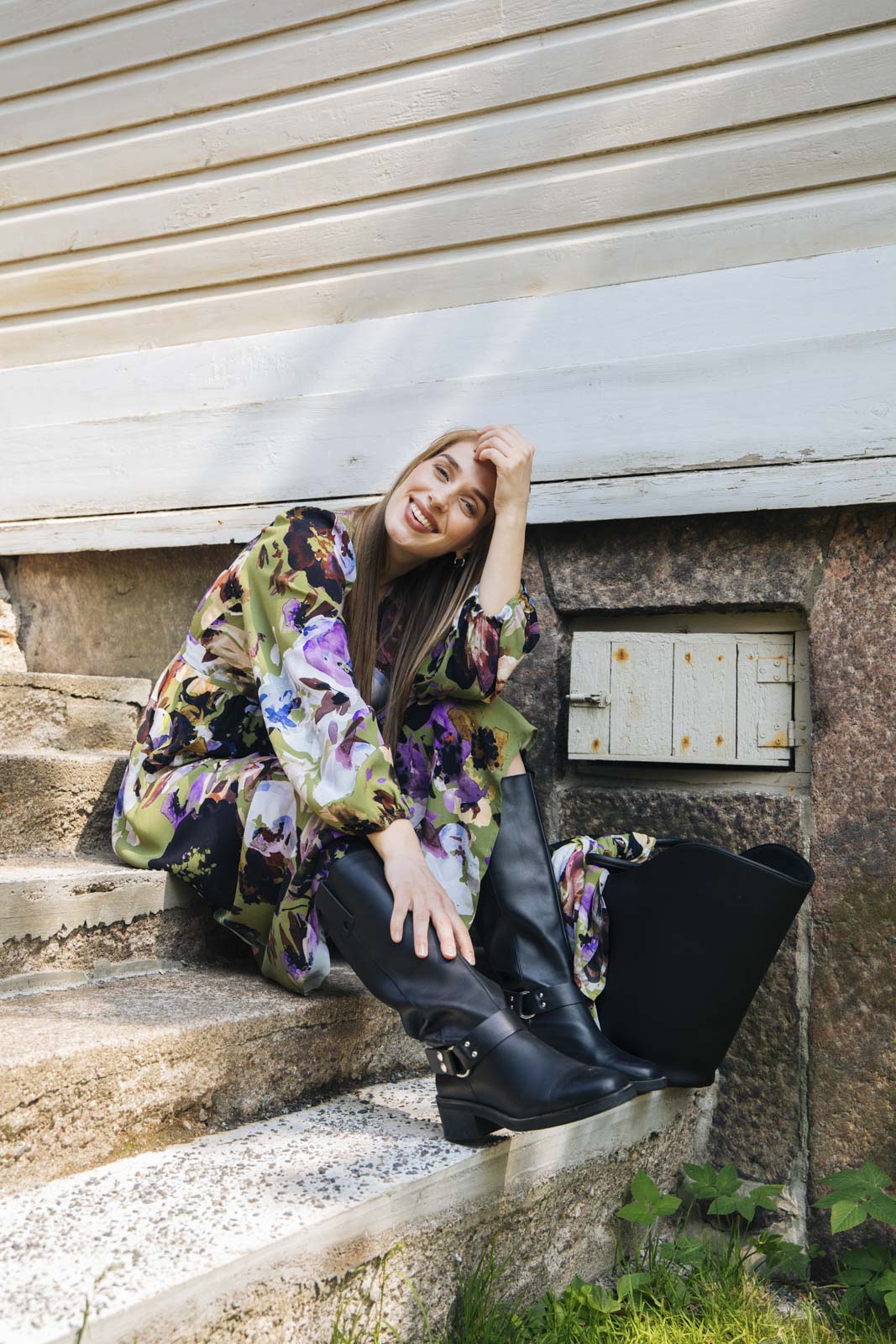 Naisten vihreä kreppiviskoosinen kietaisumekko kukkakuosilla | modelheight:175, size:XS