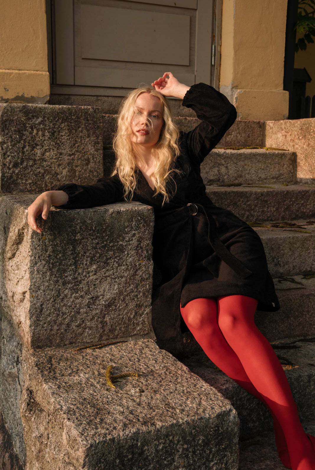 Naisten musta samettinen kietaisumekko