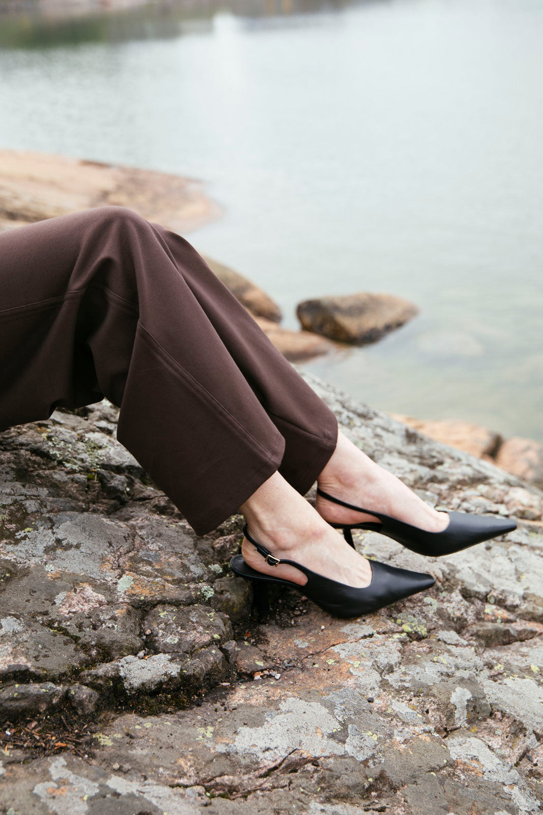 Naisten ruskeat leveälahkeiset täyspitkät housut