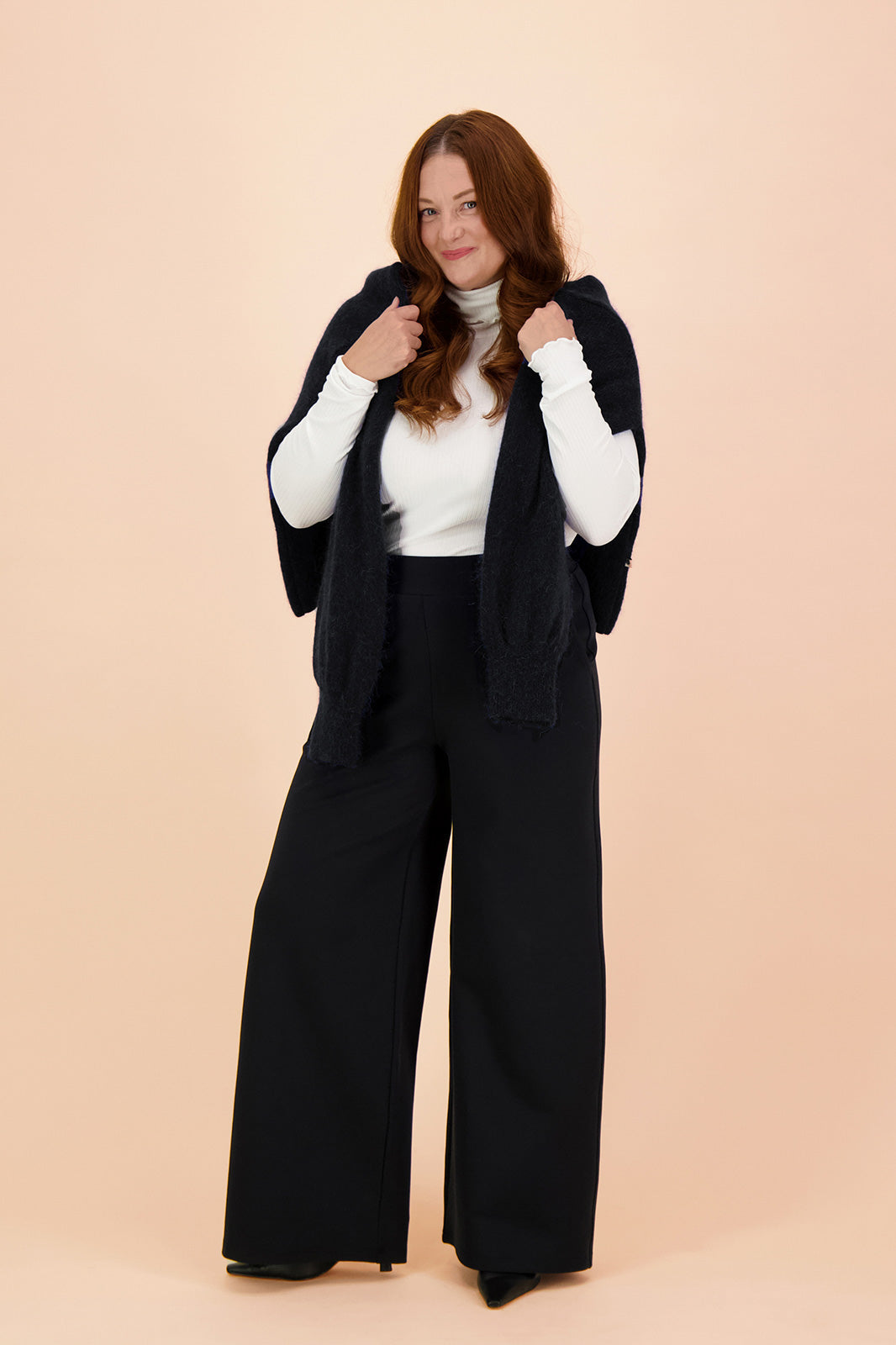 Naisten mustat täyspitkät housut | modelheight:163, size:M