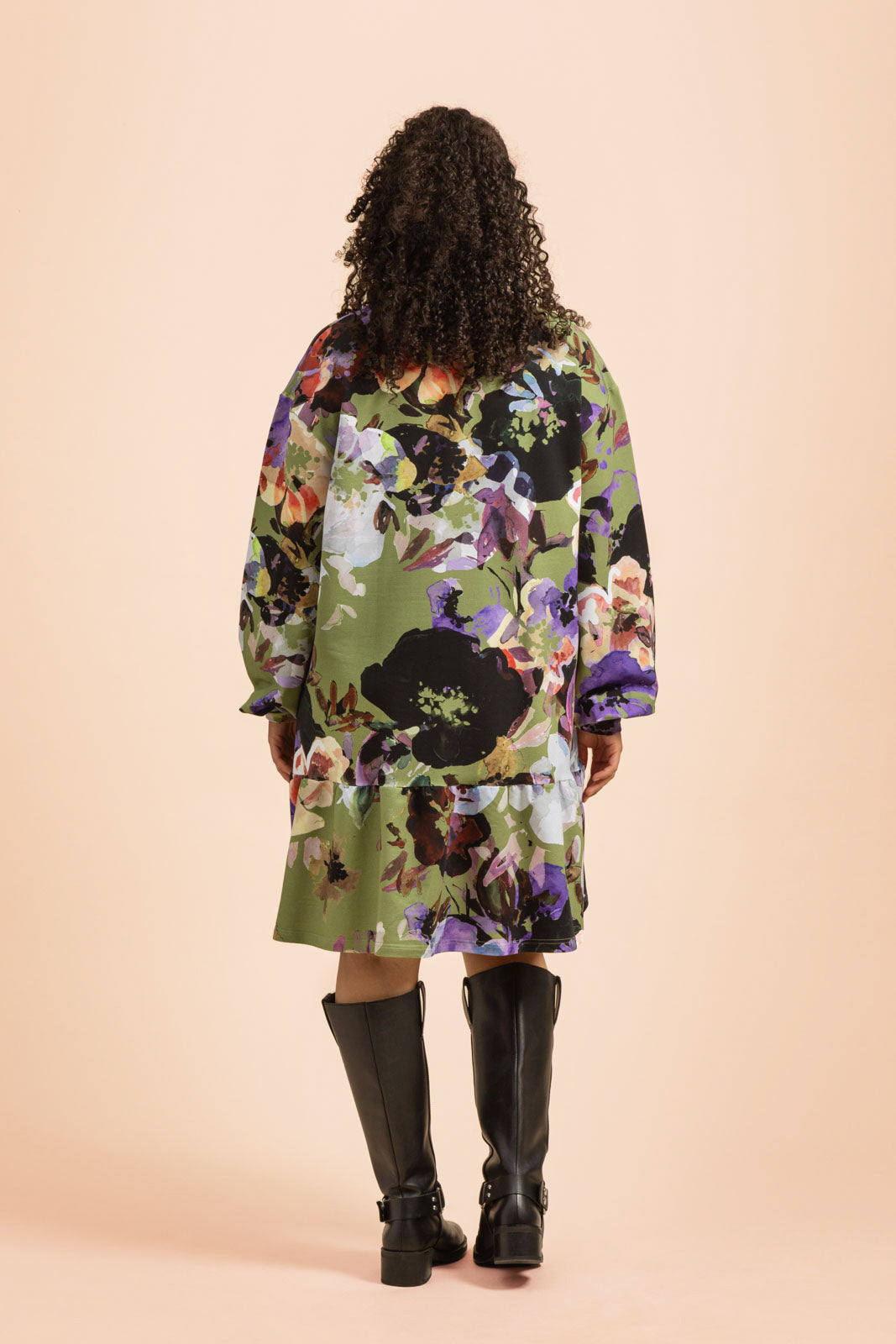 Naisten vihreä puuvillamekko kukkakuviolla | modelheight:169, size:M