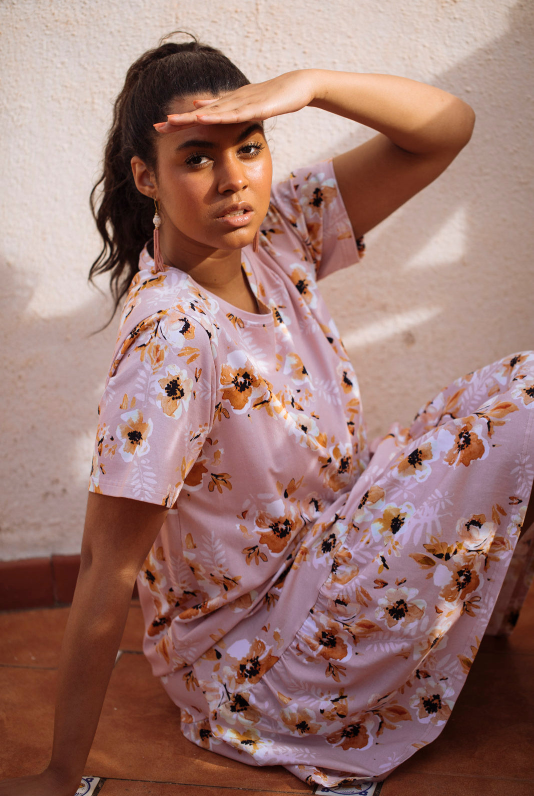 Naisten vaaleanpunainen puuvillamekko kukkakuviolla