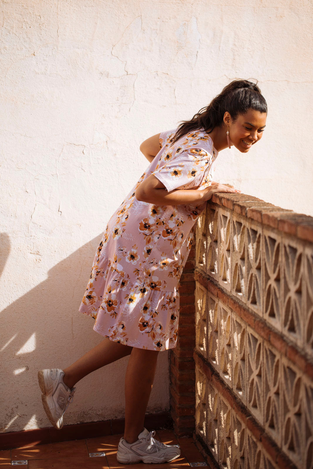 Naisten vaaleanpunainen puuvillamekko kukkakuviolla