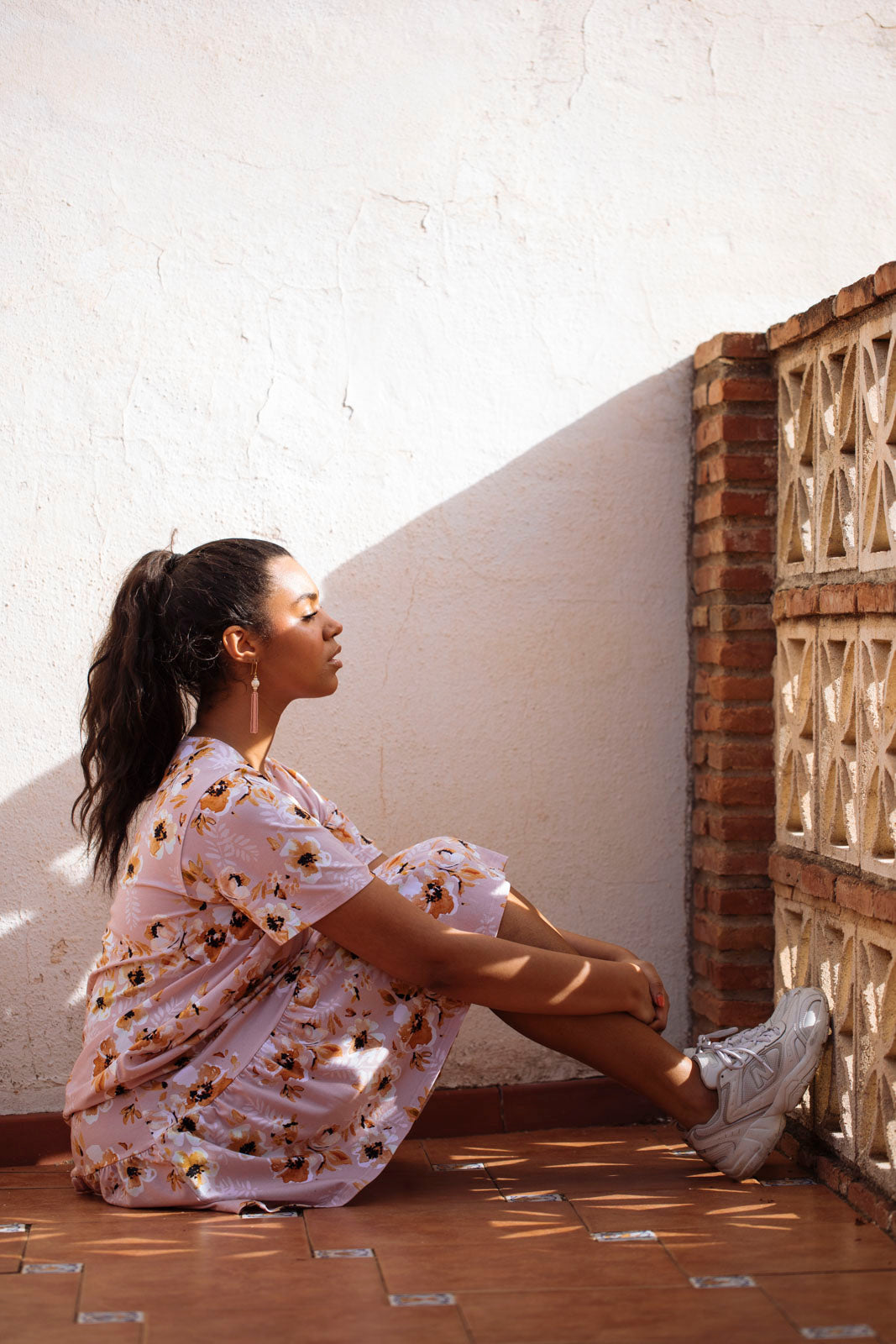 Naisten vaaleanpunainen puuvillamekko kukkakuviolla