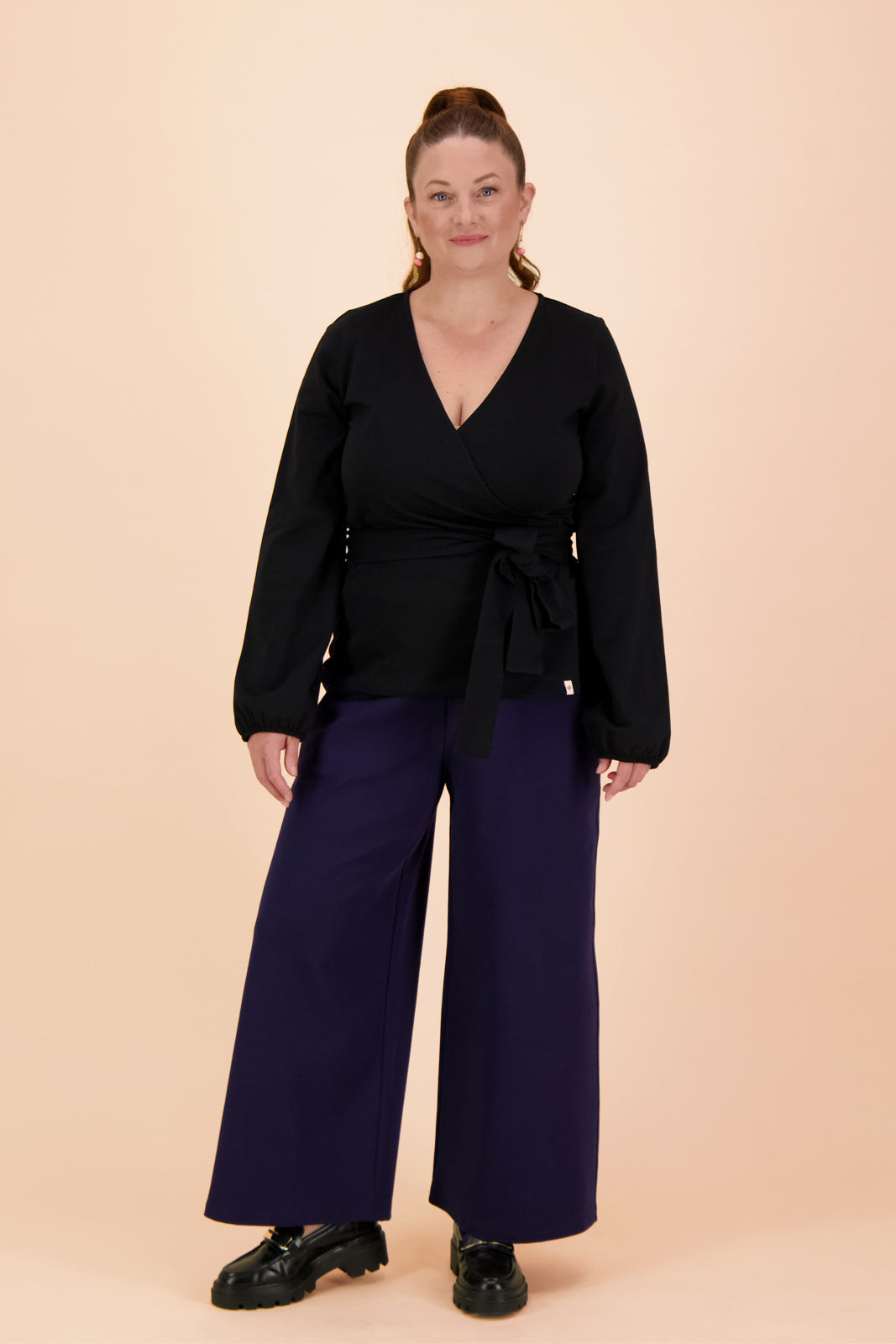 Naisten musta puuvillakietaisupaita | modelheight:163, size:M