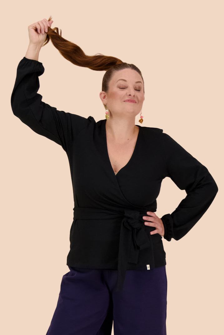 Naisten musta puuvillakietaisupaita