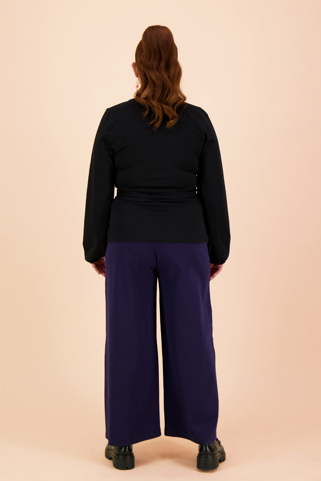 Naisten musta puuvillakietaisupaita | modelheight:163, size:M