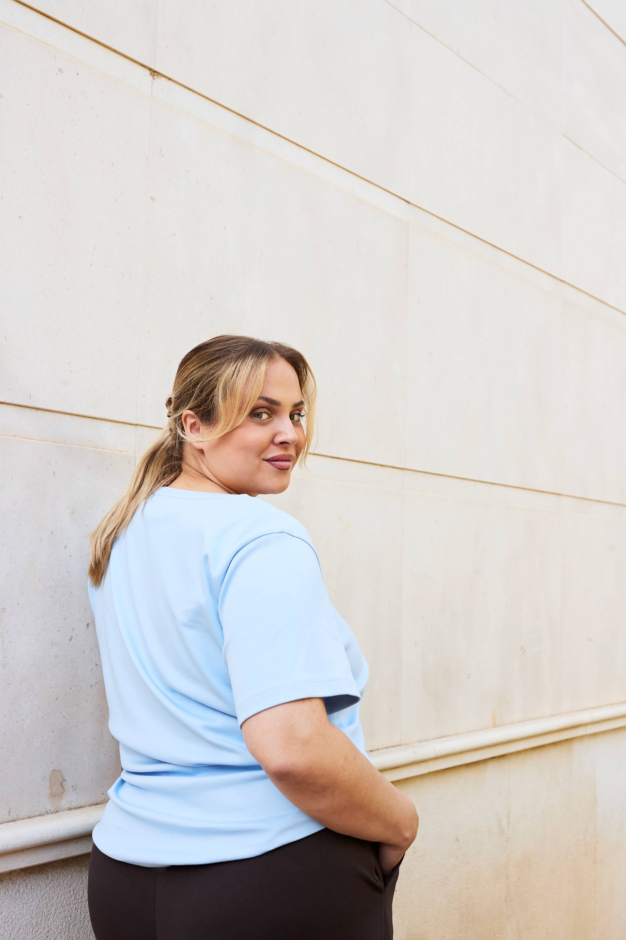 Naisten vaaleansininen t-paita | modelheight:160, size:XL