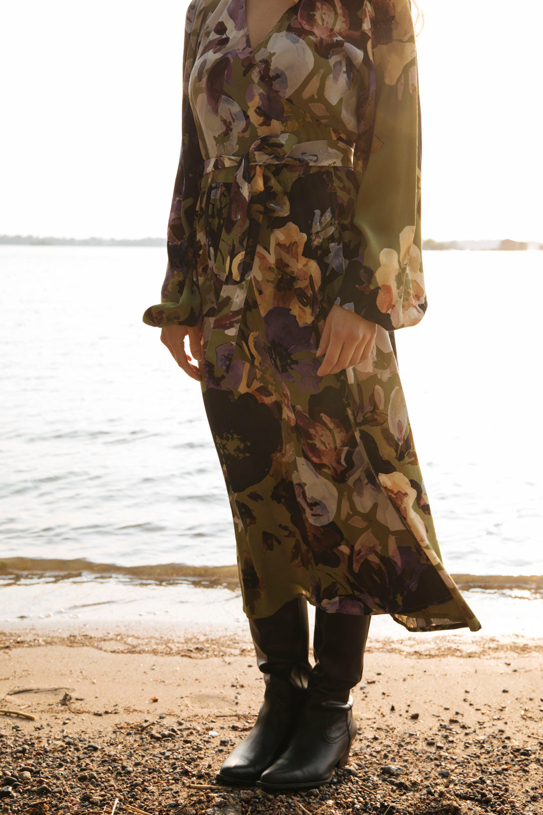 Naisten vihreä kreppiviskoosinen kietaisumekko kukkakuosilla