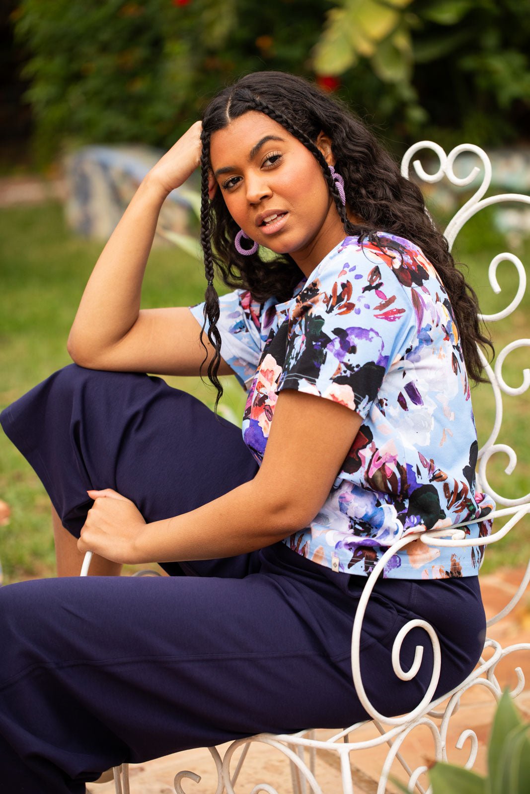 Naisten sininen puuvillapaita kukkakuviolla | modelheight:175, size:M