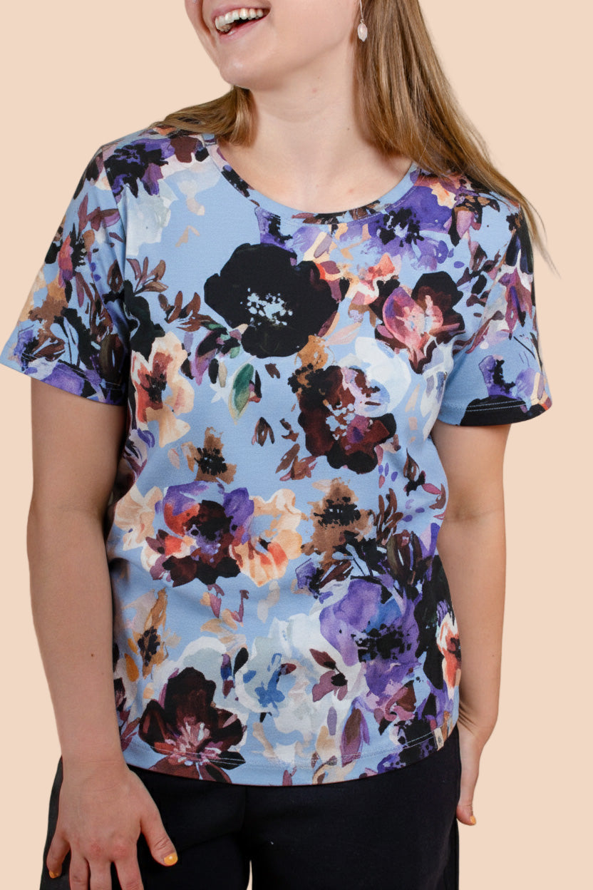Naisten puuvillainen t-paita sinisellä kukkakuosilla | modelheight:162, size:XS