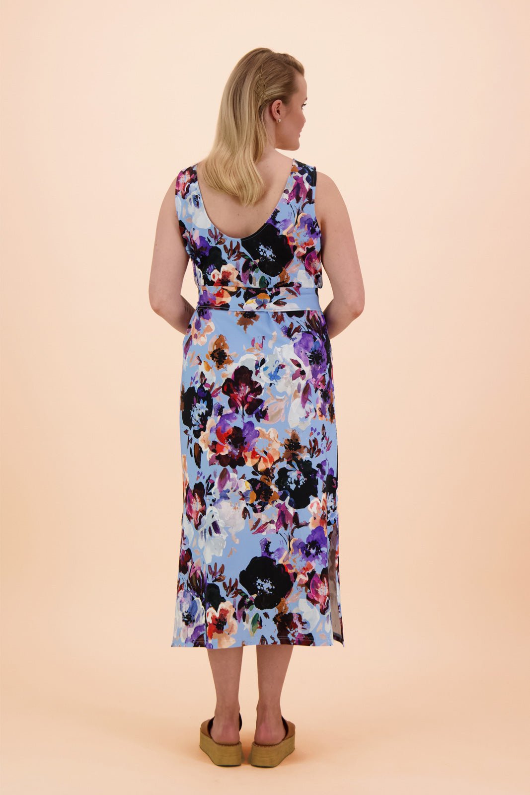 Naisten sininen puuvillamekko kukkakuviolla | modelheight:166, size:M