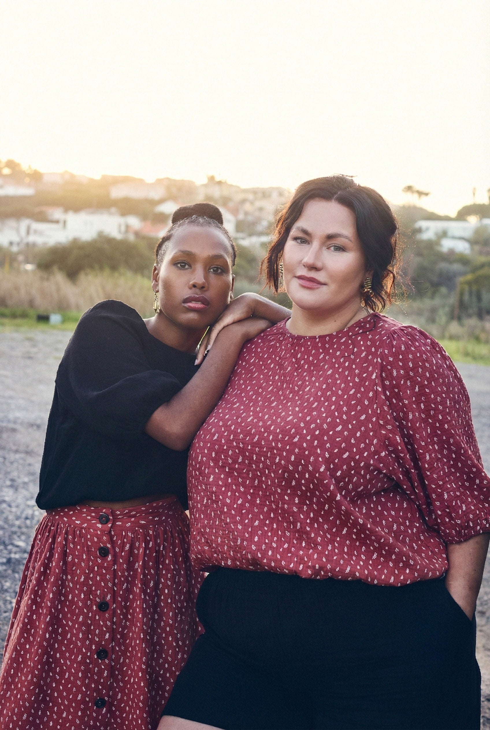 Naisten musliininen nappihame minimalistisella lehtikuosilla