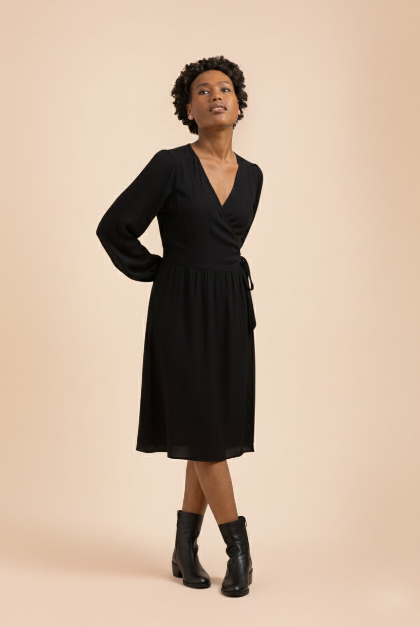 Naisten musta viskoosikreppi kietaisumekko | modelheight:158, size:XS