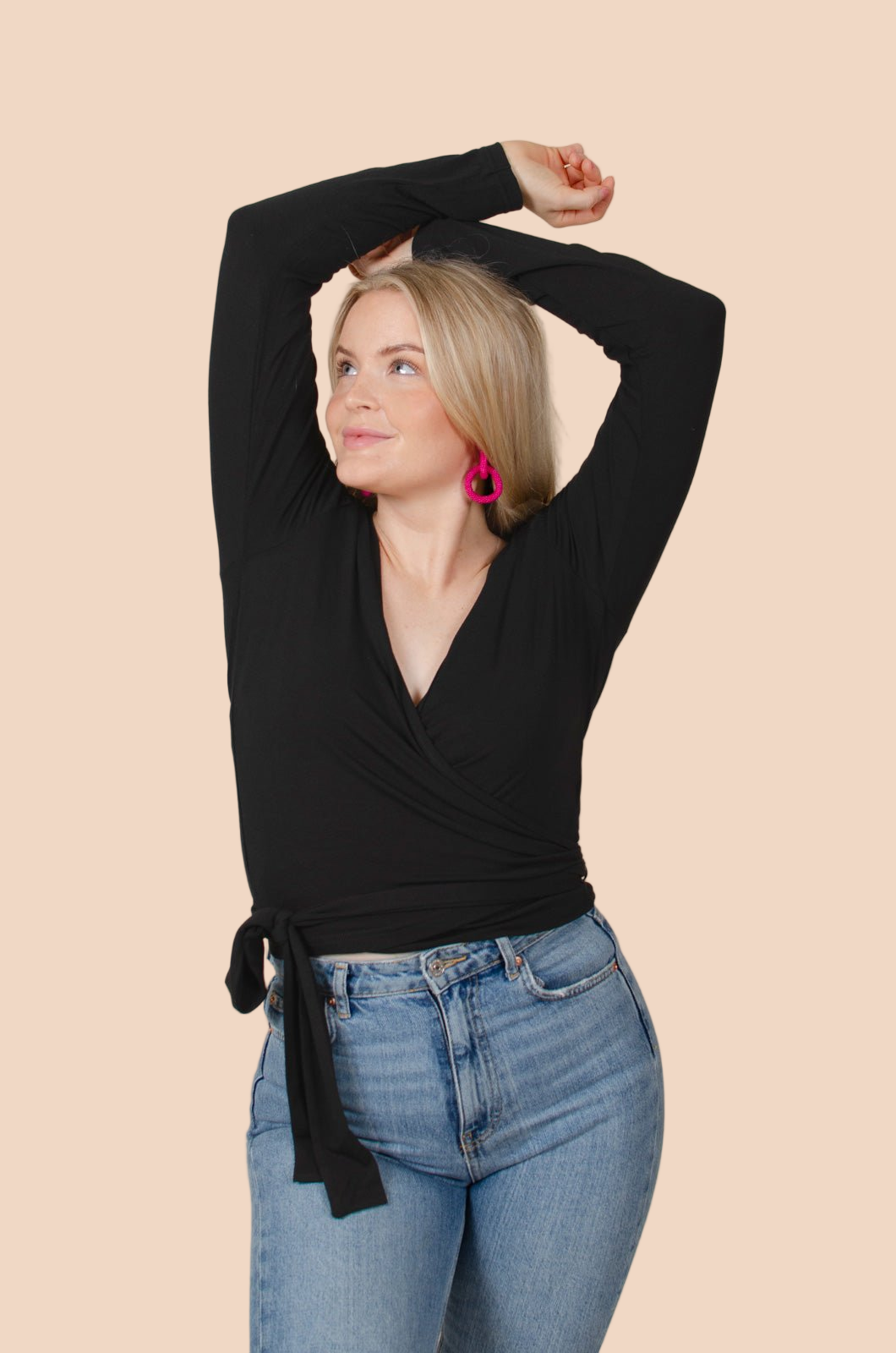 Naisten musta kietaisupaita | modelheight:166, size:M