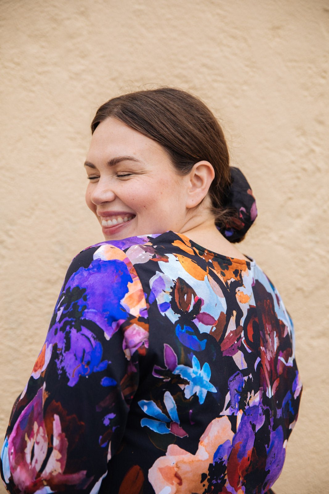 Naisten musta puuvillamekko kukkakuviolla