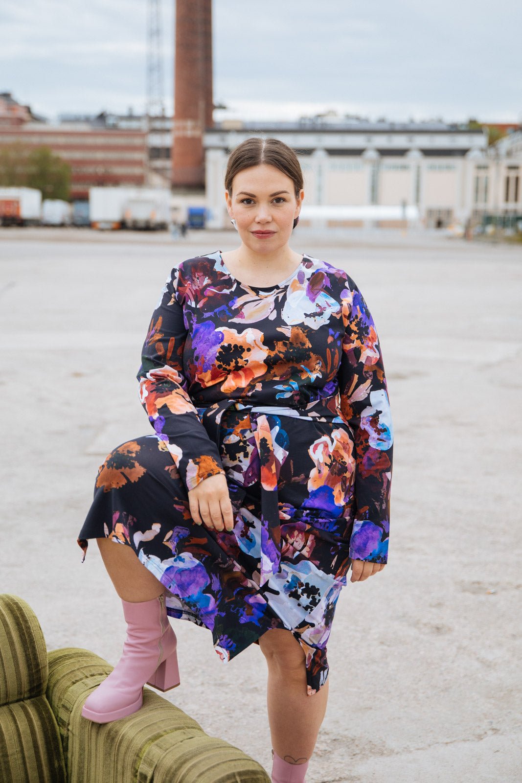 Naisten musta puuvillamekko kukkakuviolla