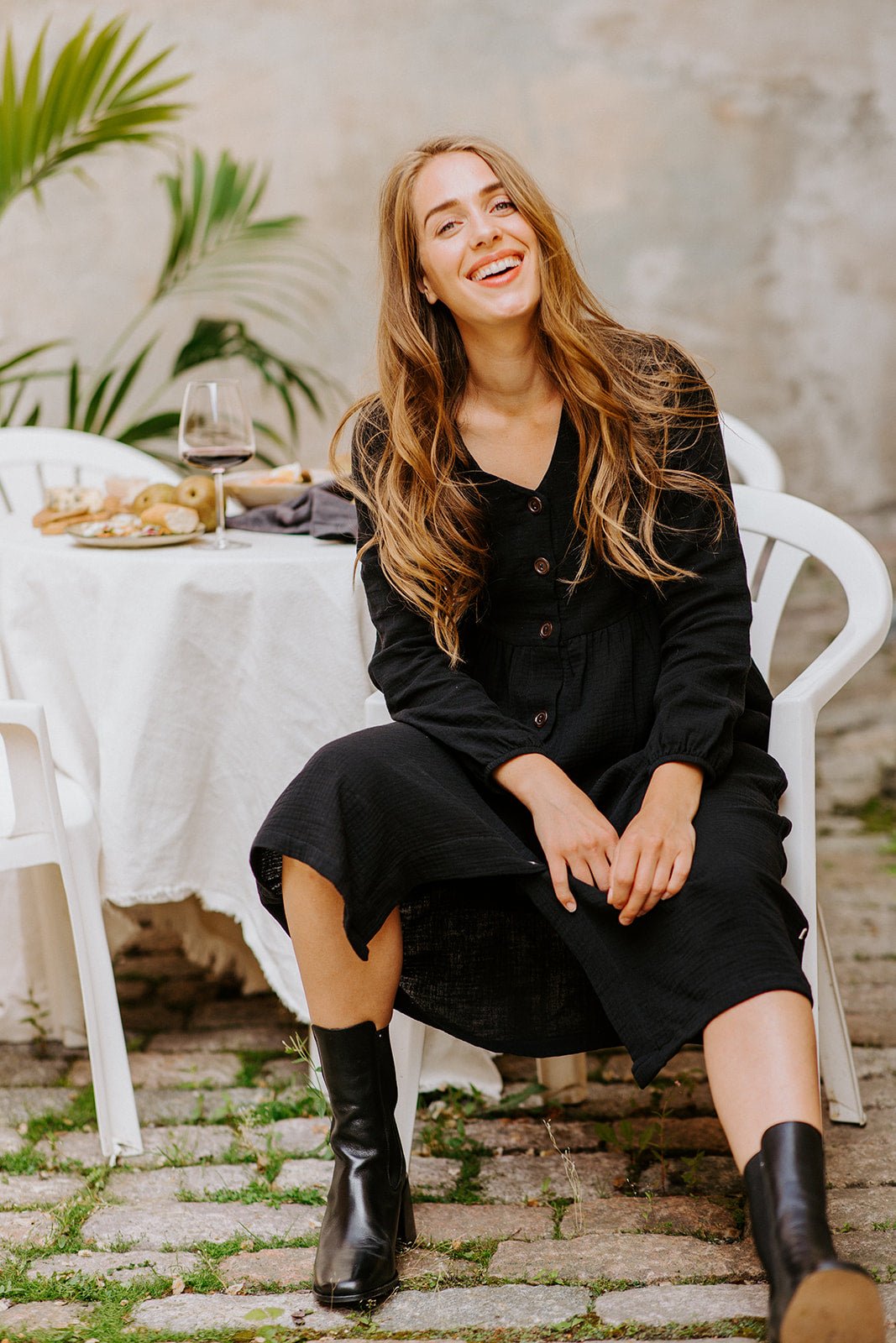 Naisten musta musliininen nappimekko