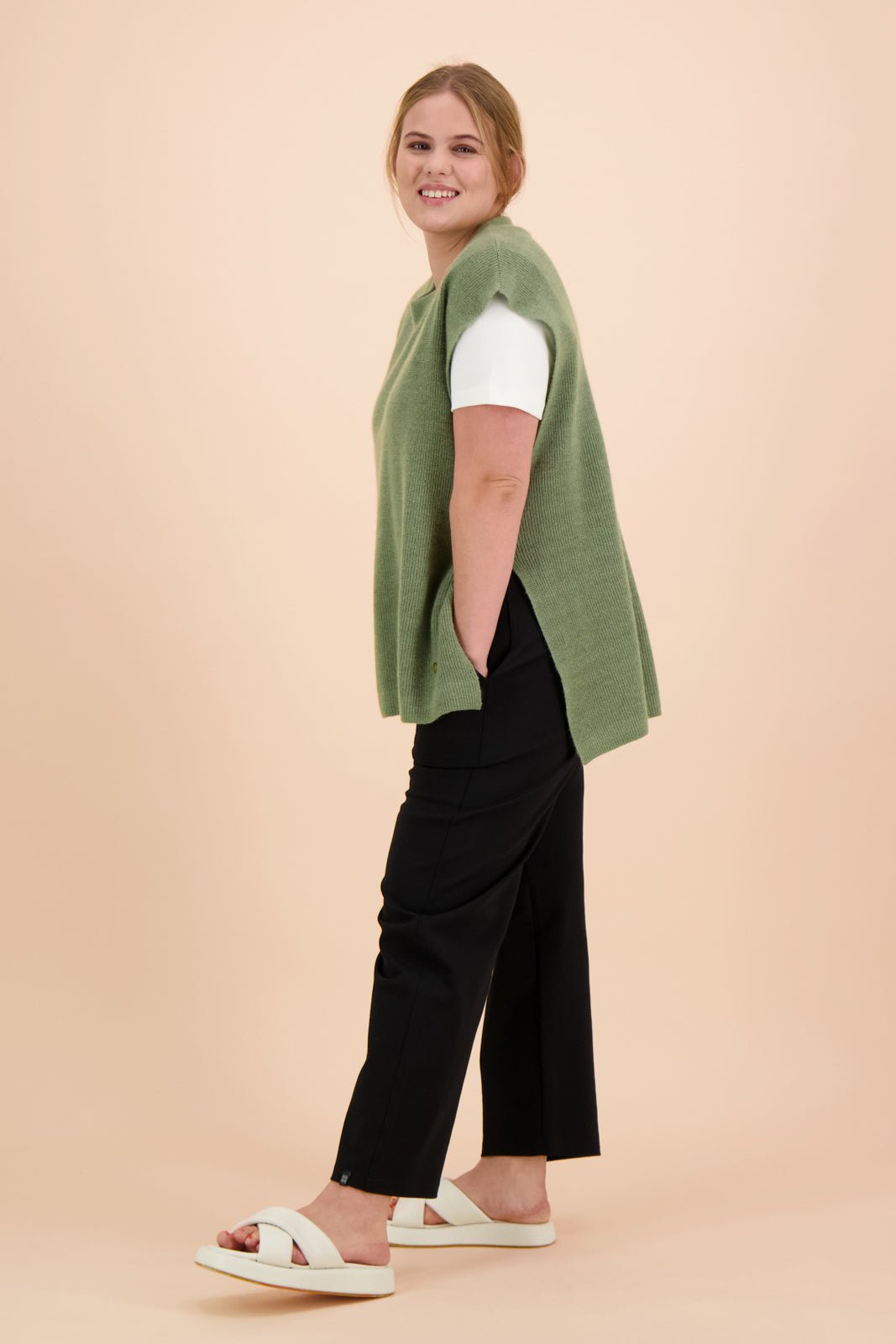 Naisten mustat siistit housut | modelheight:168, size:M