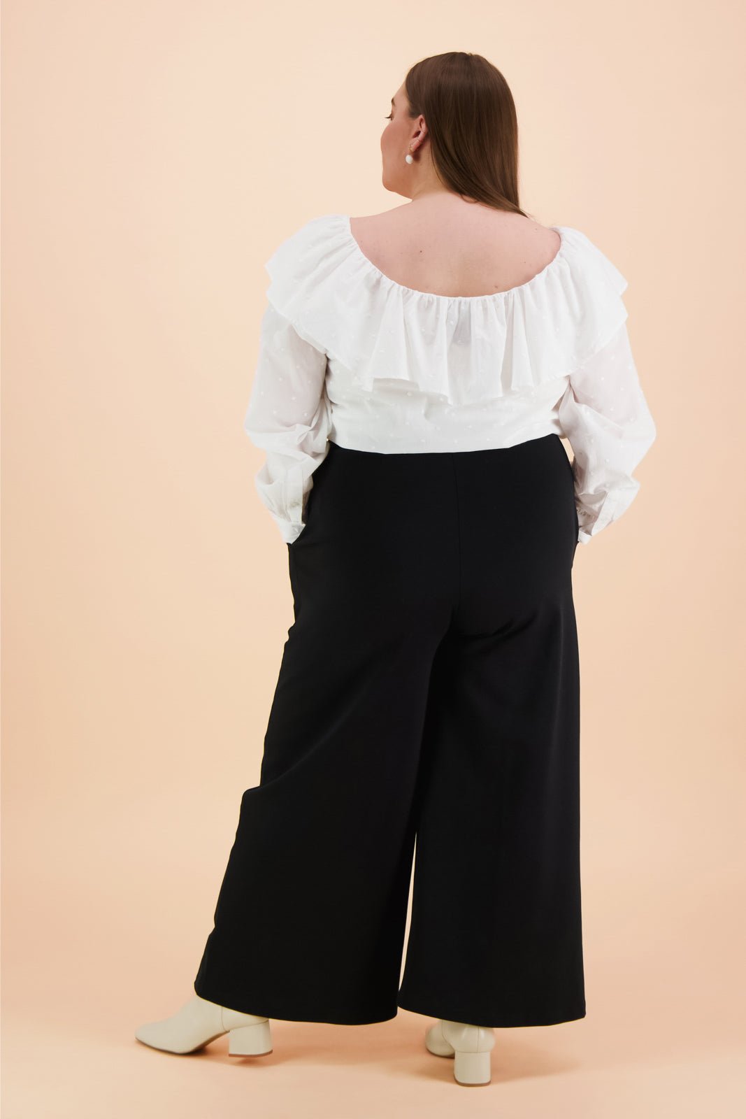 Naisten mustat culottes-housut | modelheight:160, size:XL