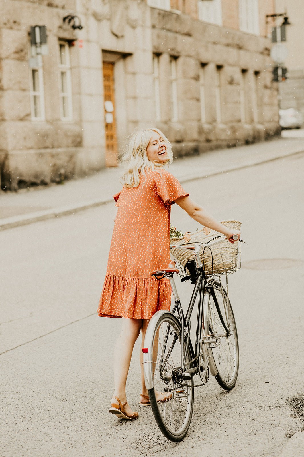 Naisten oranssi puuvillamekko minimalistisella kuosilla