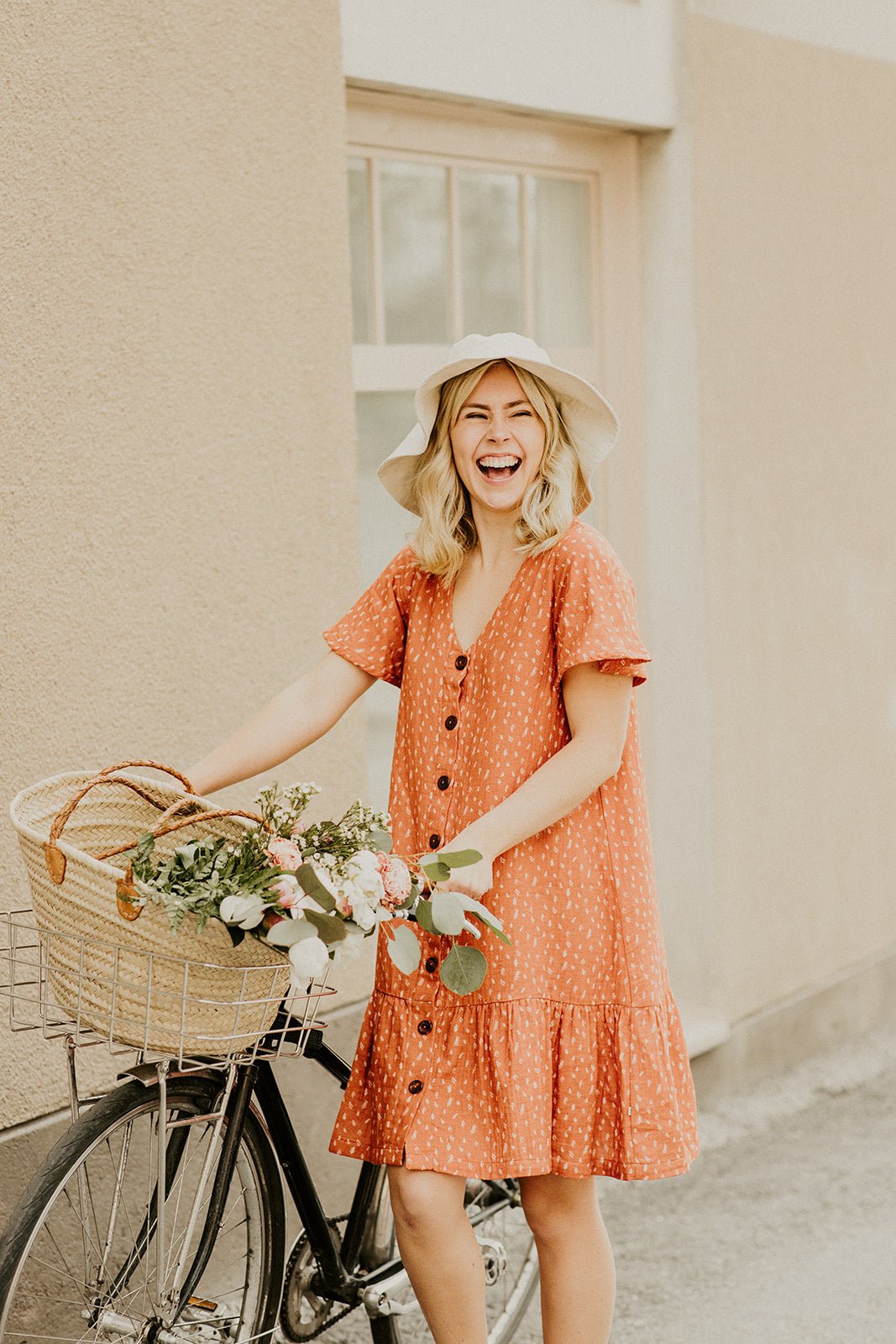 Naisten oranssi puuvillamekko minimalistisella kuosilla