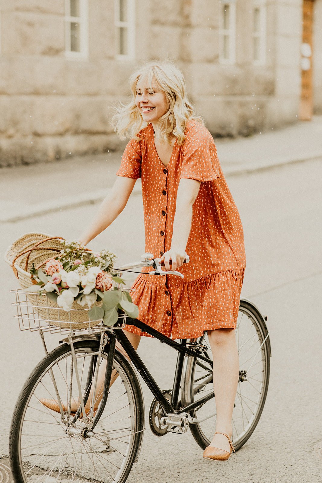 Naisten oranssi puuvillamekko minimalistisella kuosilla | modelheight:167, size:XS