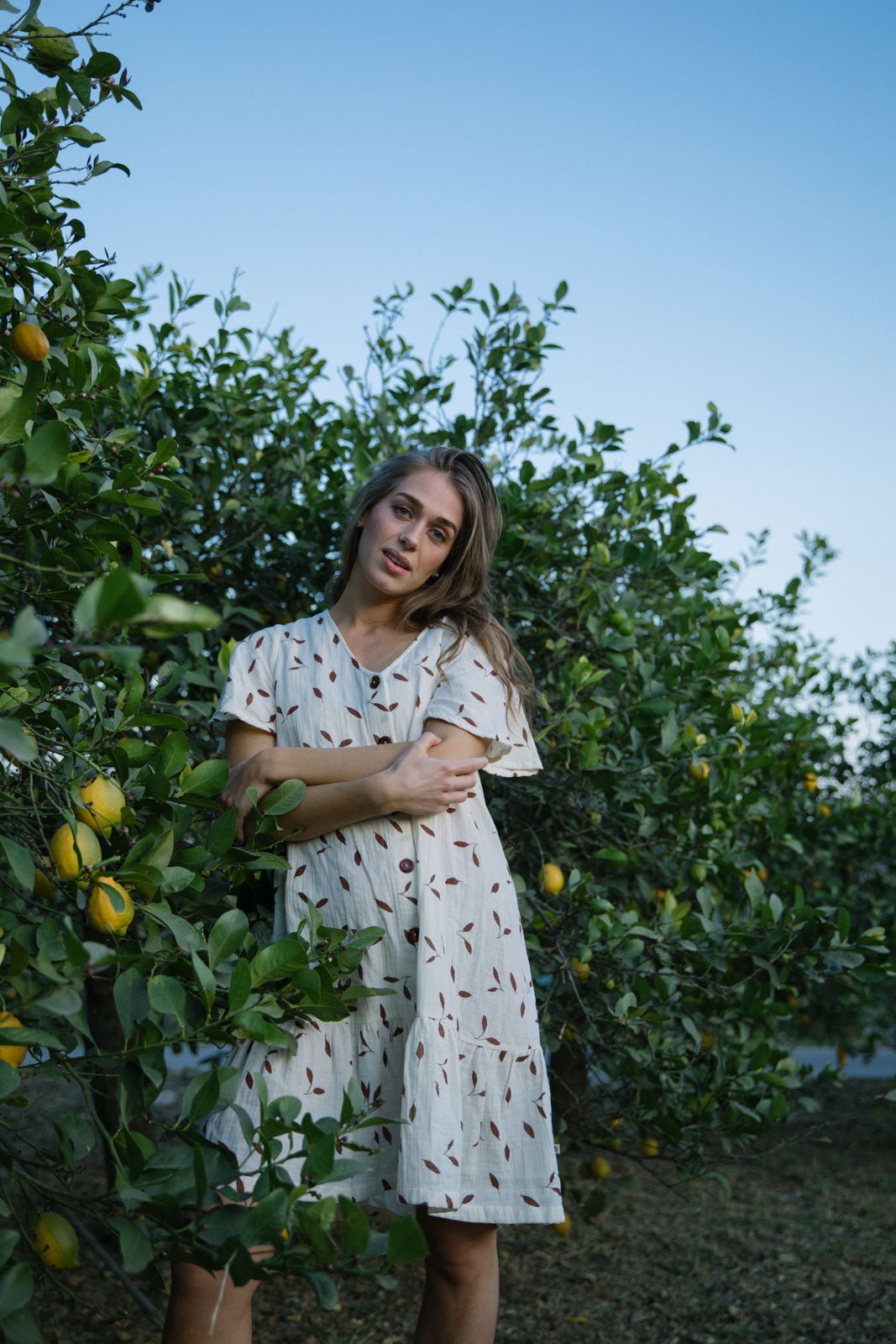 Naisten luonnonvalkoinen puuvillamekko lehtikuosilla