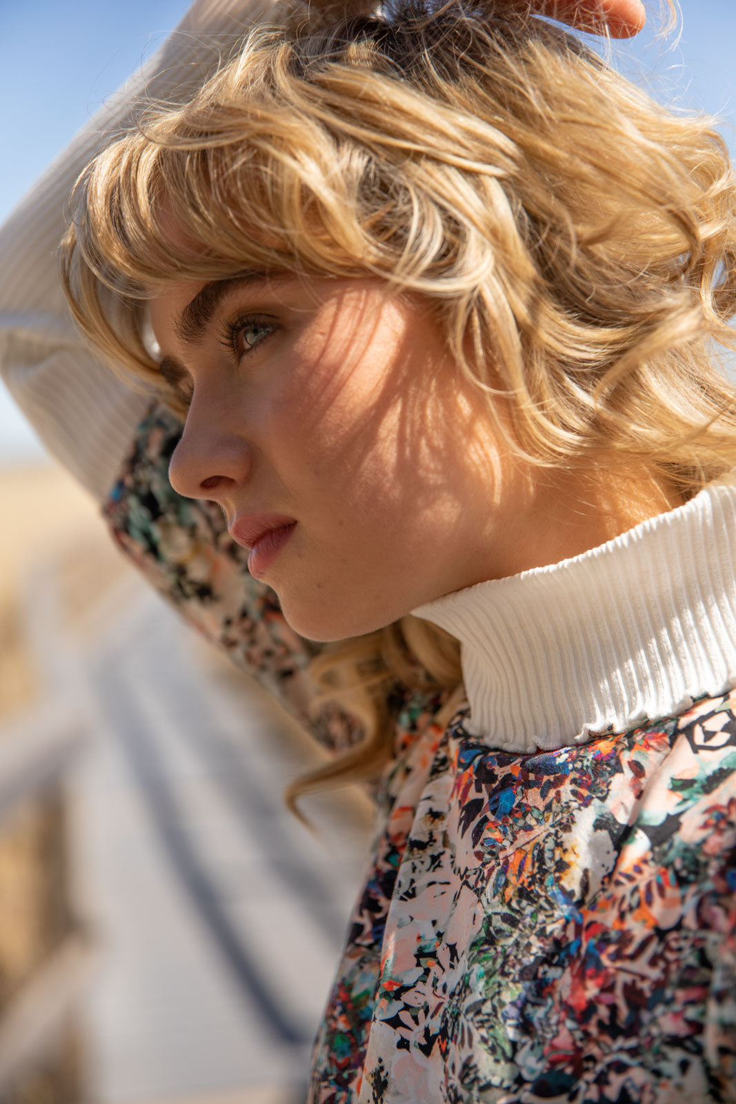 Naisten värikäs puuvillamekko kukkakuviolla