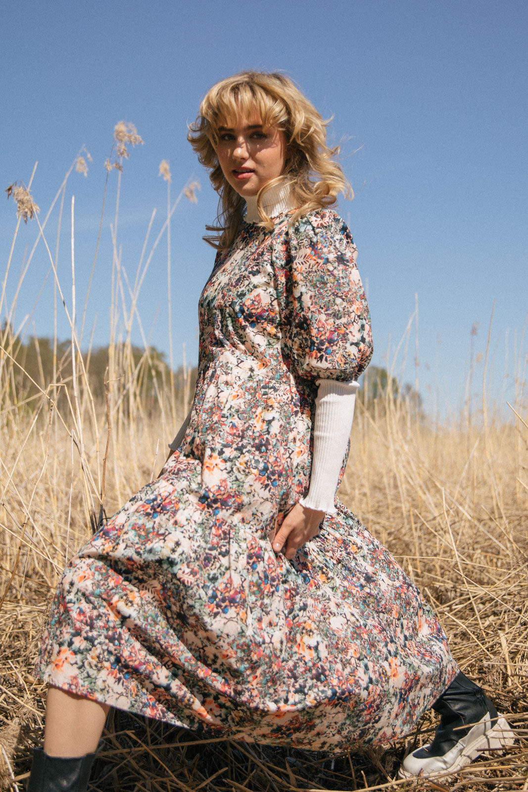 Naisten värikäs puuvillamekko kukkakuviolla | modelheight:167, size:XS