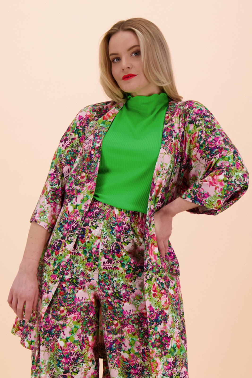 Naisten värikäs puuvillatakki kukkakuviolla | modelheight:166, size:M