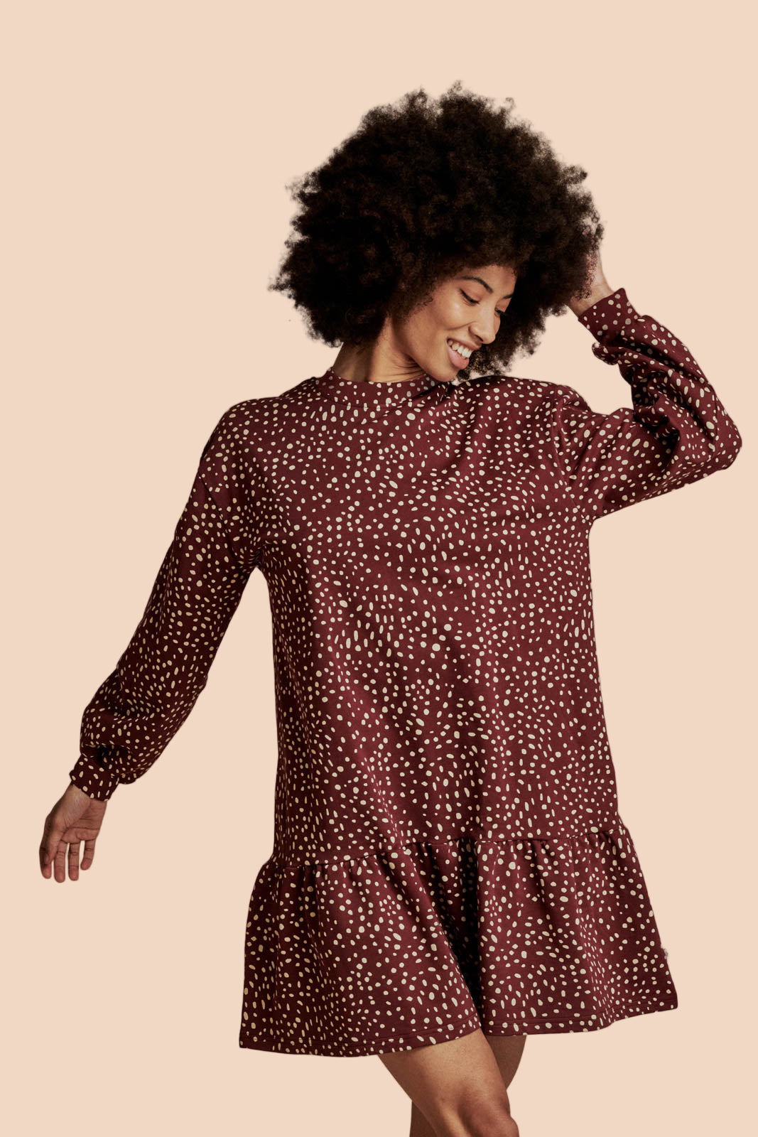 Naisten viininpunainen puuvillacollagemekko pilkullisella kuosilla | modelheight:181, size:XS