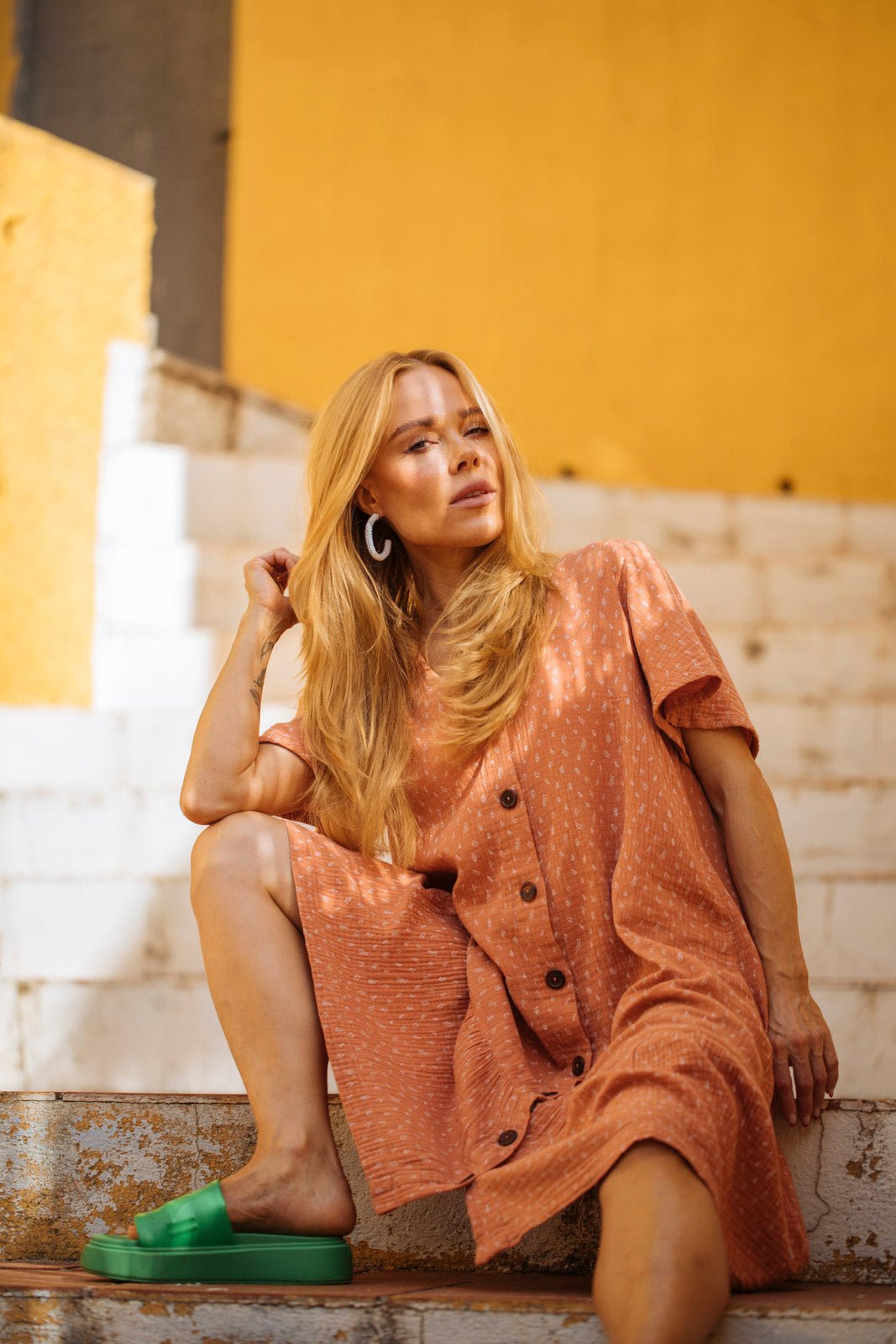 Naisten oranssi puuvillamekko minimalistisella kuosilla