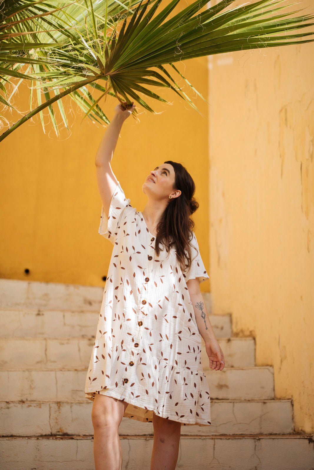 Naisten luonnonvalkoinen puuvillamekko lehtikuosilla