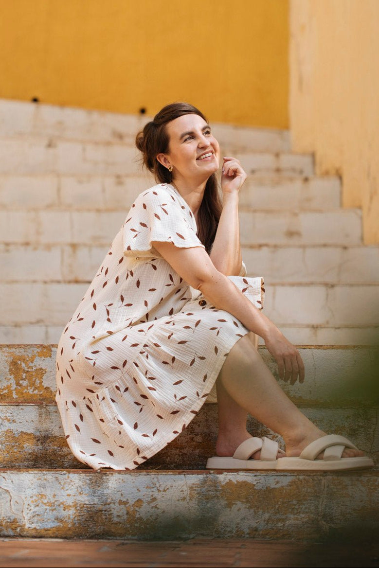 Naisten luonnonvalkoinen puuvillamekko lehtikuosilla