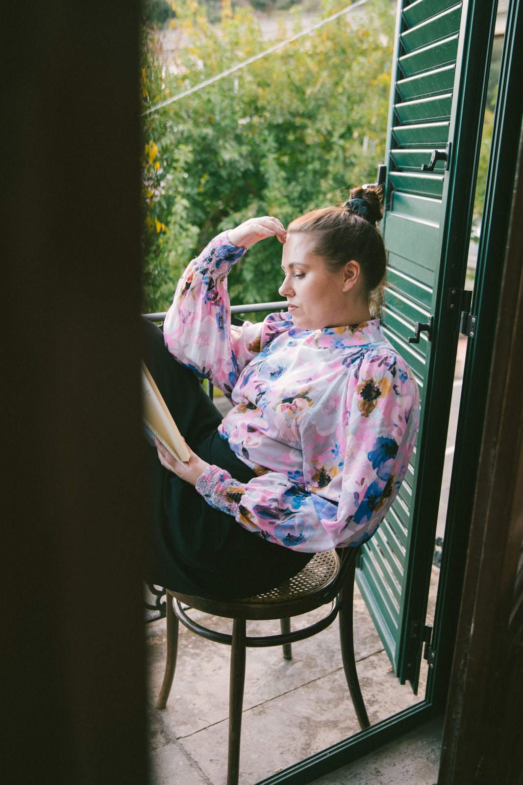 Naisten liila paita kukkakuviolla