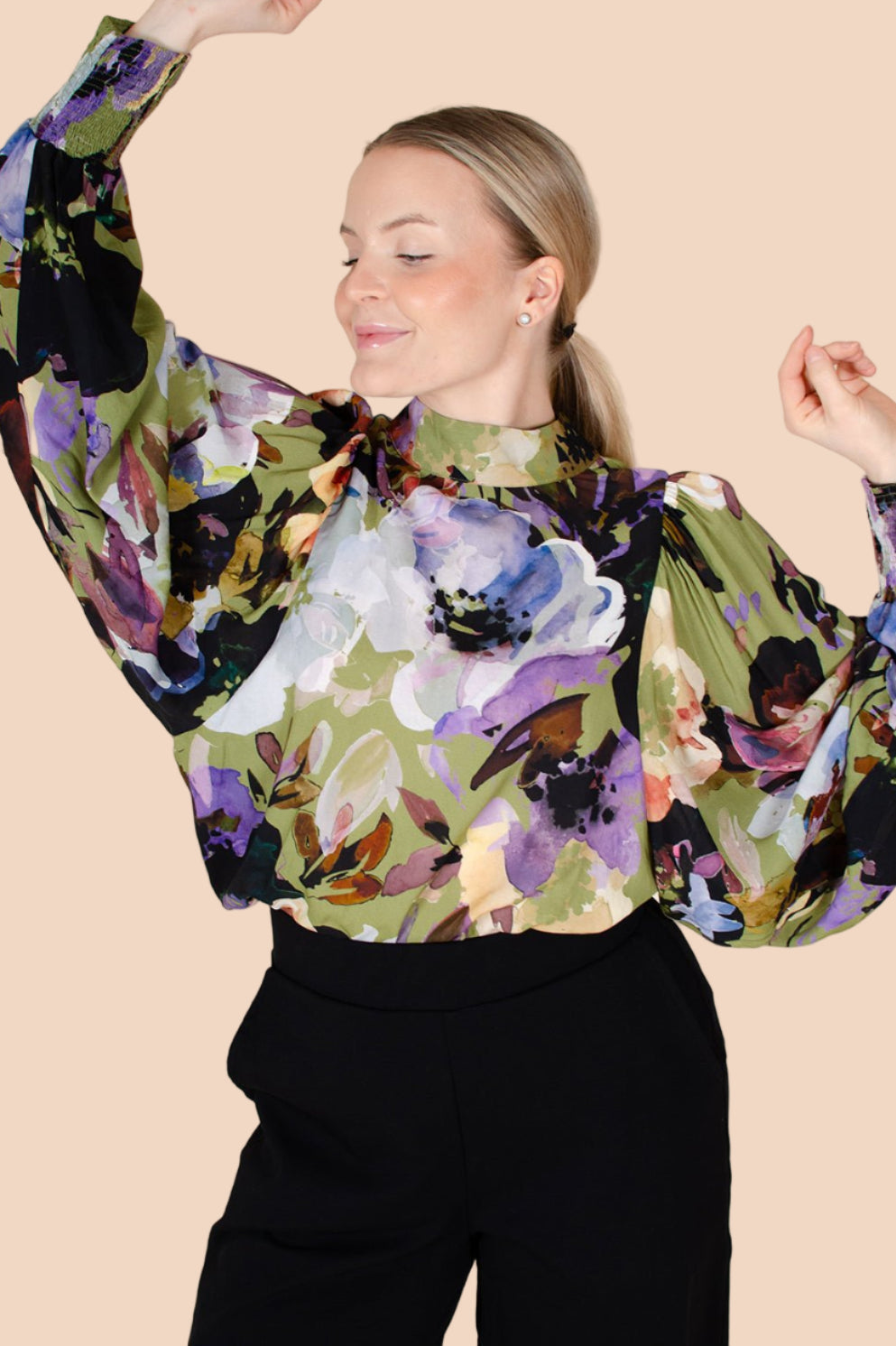 Naisten vihreä paita kukkakuviolla | modelheight:166, size:M