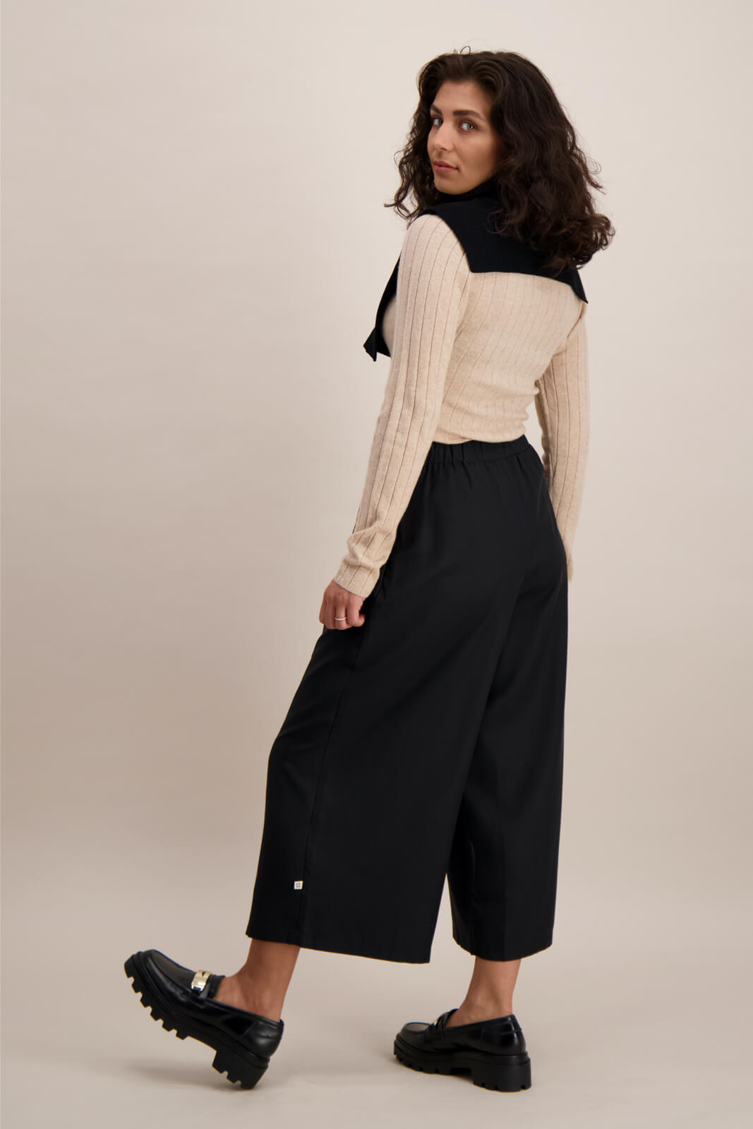 Naisten musta merinovillainen kauluri