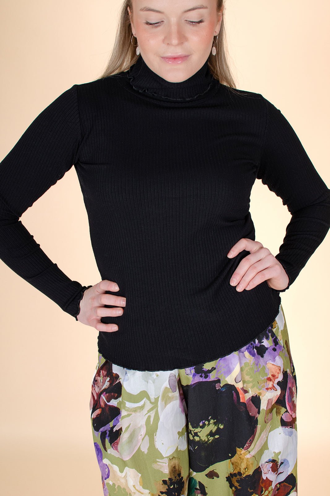 Naisten musta pitkähihainen poolopaita | modelheight:166, size:M