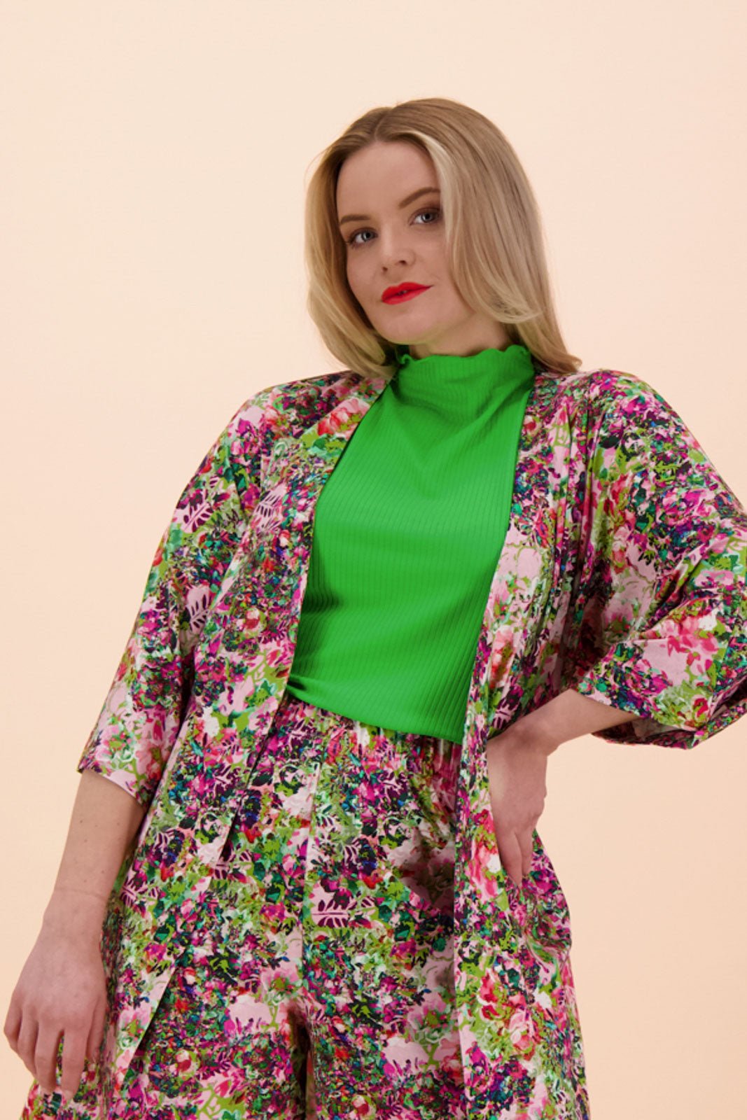 Naisten vihreä ribbitoppi | modelheight:166, size:M