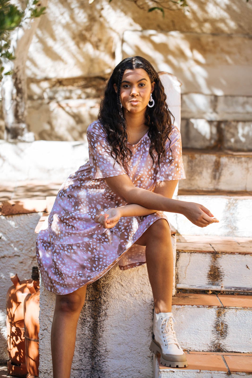 Naisten ruskea puuvillamekko pilkullisella kuviolla