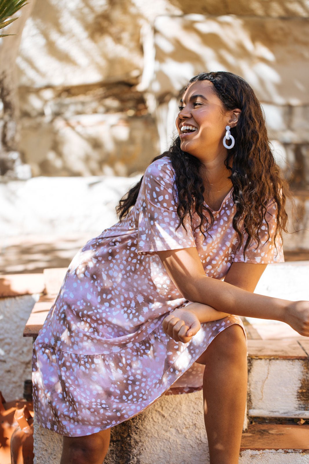 Naisten ruskea puuvillamekko pilkullisella kuviolla