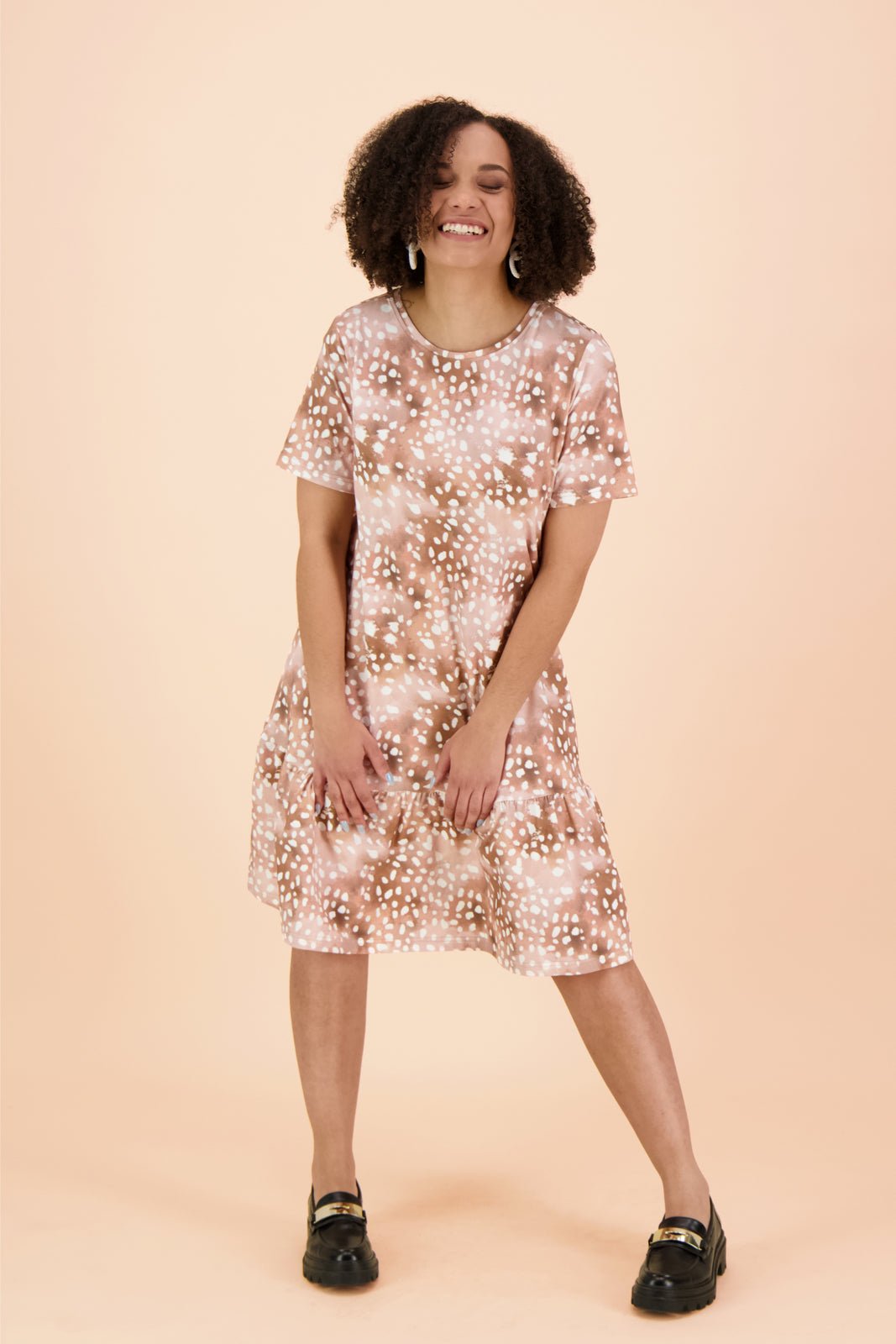 Naisten ruskea puuvillamekko pilkullisella kuviolla