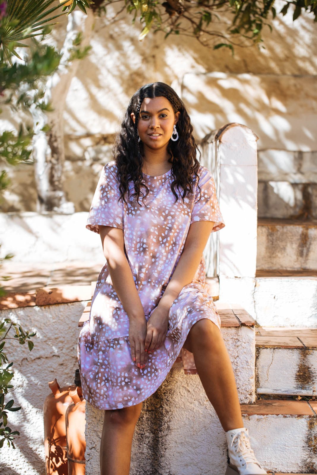 Naisten ruskea puuvillamekko pilkullisella kuviolla