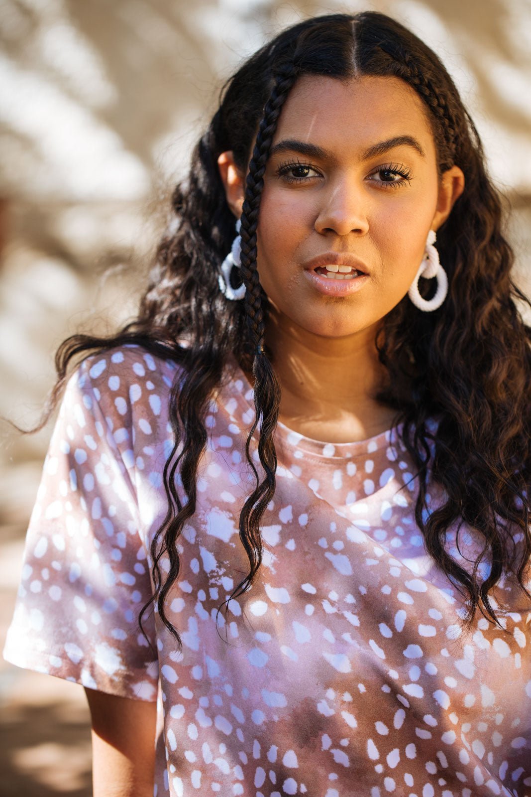 Naisten ruskea puuvillamekko pilkullisella kuviolla